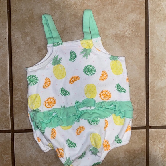 Fruit print romper 6-9 months - Picture 4 of 6